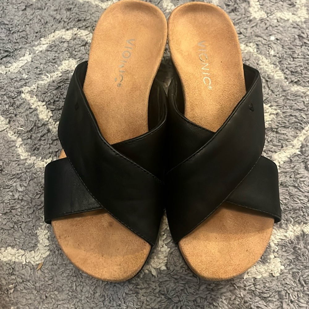 Vionic Kara Demi Wedge black Leather Sandal